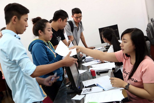 Thí sinh chạy đua rút - nộp hồ sơ